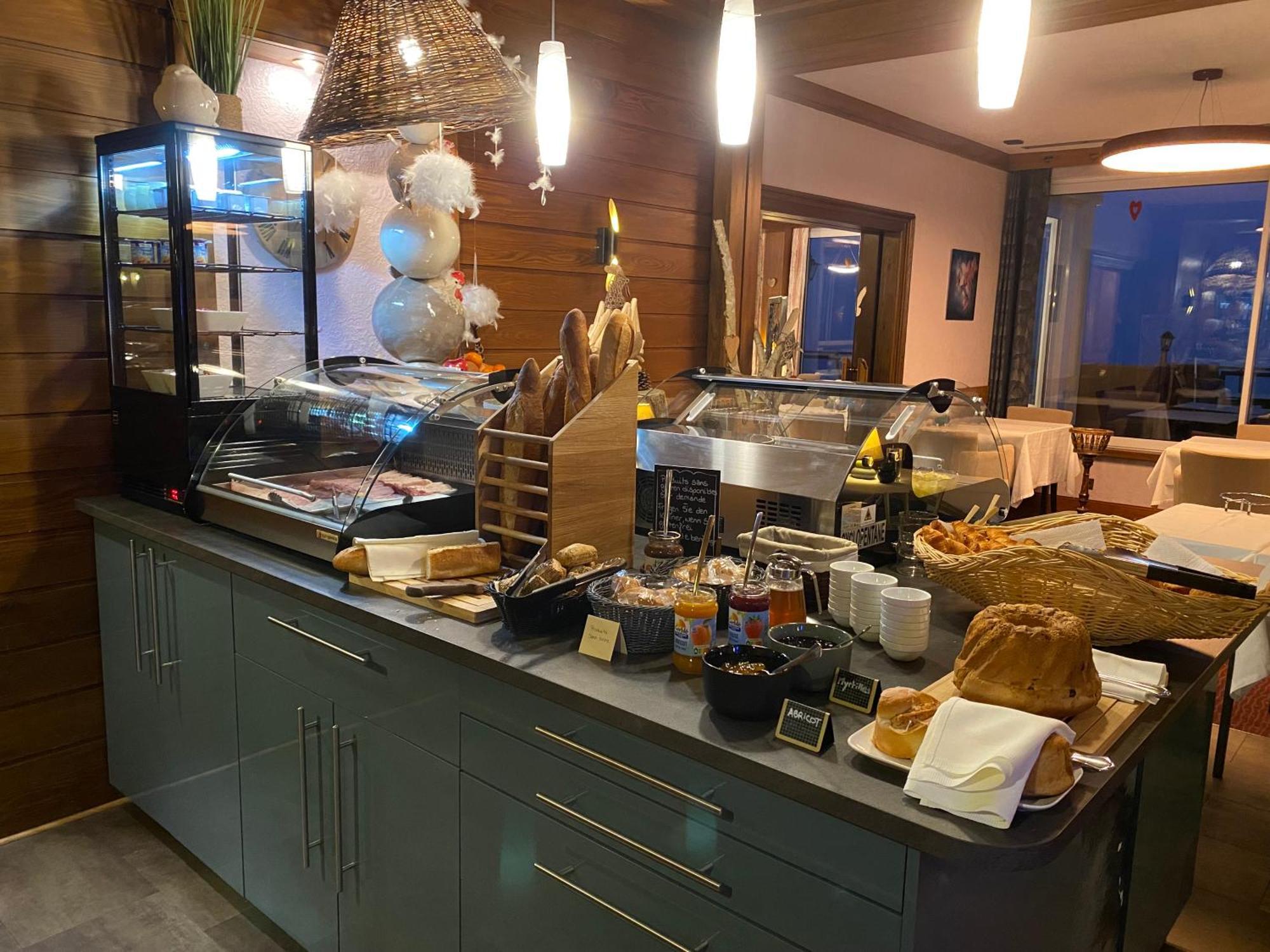 Hotel Restaurant Aux Trois Roses ลาเปอติต-ปีแยร์ ภายนอก รูปภาพ