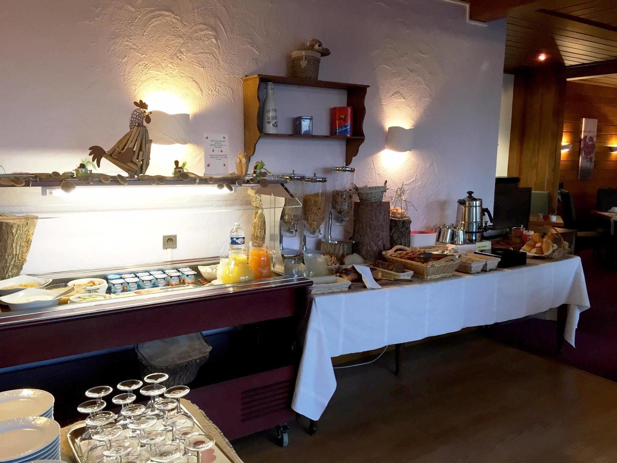Hotel Restaurant Aux Trois Roses ลาเปอติต-ปีแยร์ ภายนอก รูปภาพ
