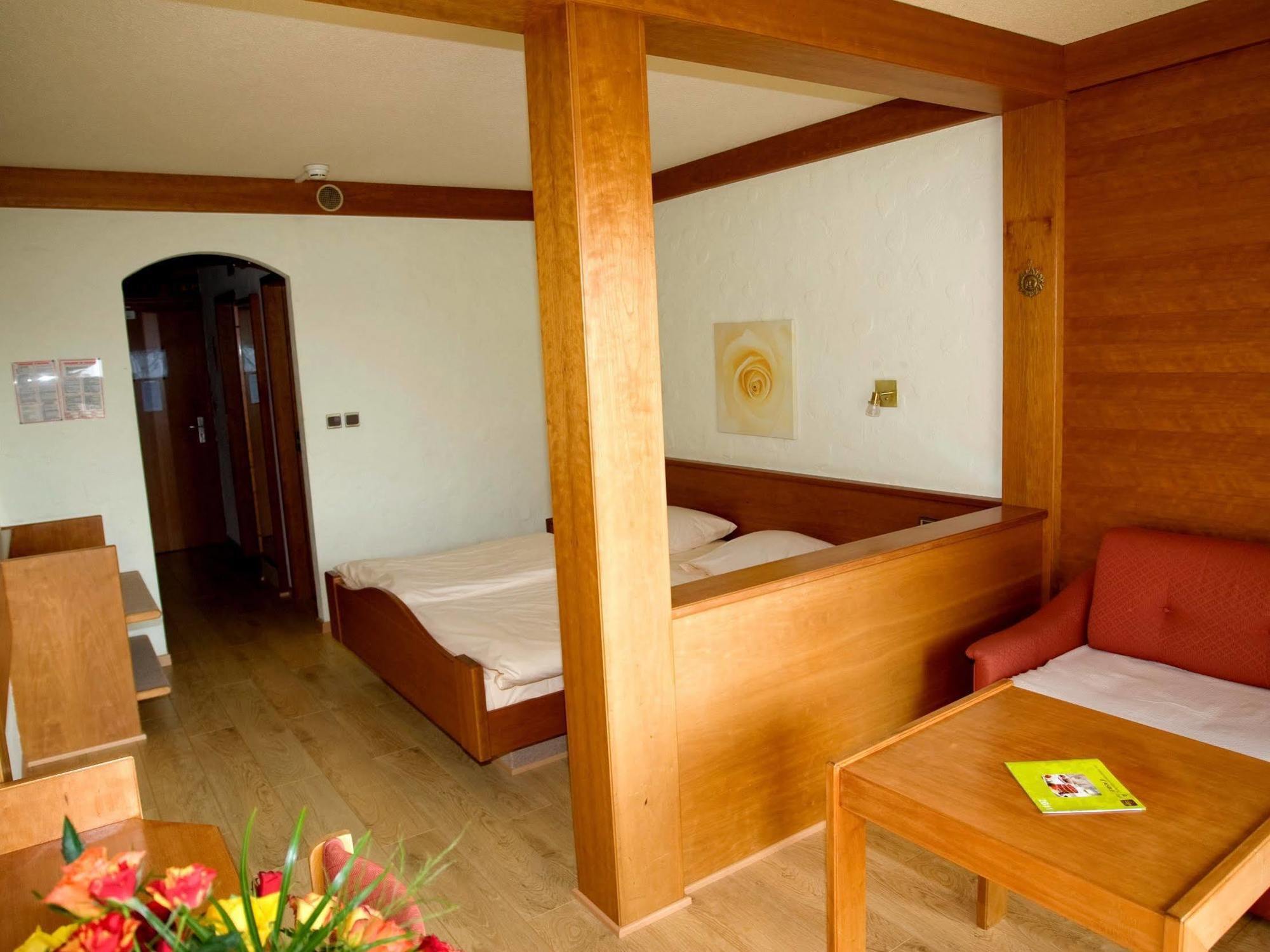 Hotel Restaurant Aux Trois Roses ลาเปอติต-ปีแยร์ ภายนอก รูปภาพ